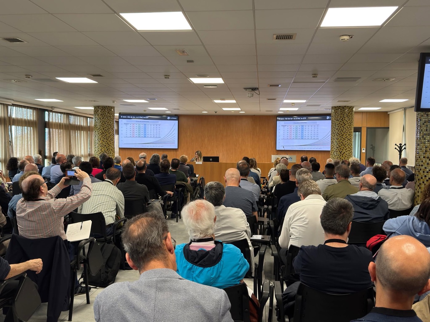 Francesca Fossatelli sul palco di una conferenza FreeFinance davanti a una platea
