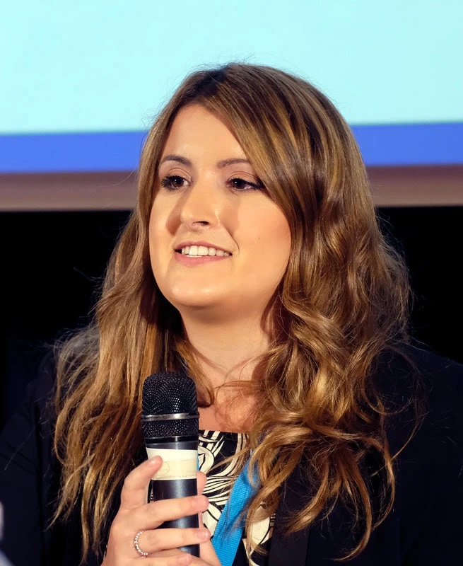 Francesca Fossatelli sul palco mentre spiega i suoi concetti sui certificati